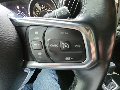 Used 2022 Jeep Wrangler Unlimited Sahara AWD/4WD image 19