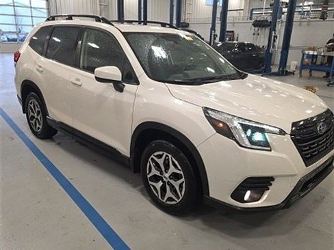 Used 2023 Subaru Forester Premium image 3