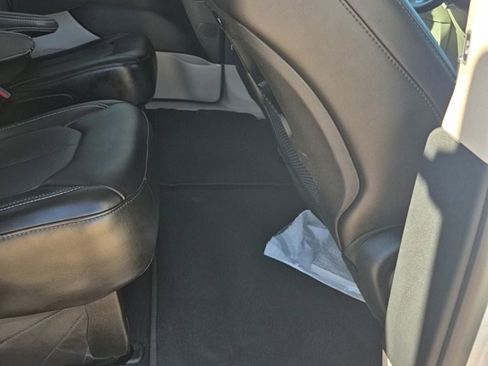 Certified 2024 Chrysler Pacifica Touring-L image 35