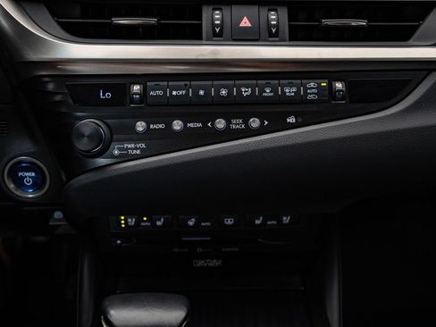 Certified 2020 Lexus ES 300h Ultra Luxury w/ Accessory Package FWD image 37