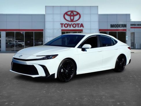 Certified 2025 Toyota Camry SE image 1