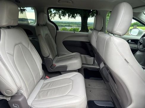 Used 2021 Chrysler Pacifica Touring-L FWD image 11