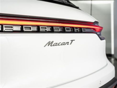 Certified 2026 Porsche Macan AWD/4WD image 31