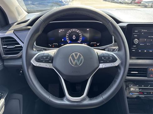 Used 2025 Volkswagen Taos SE AWD/4WD image 17