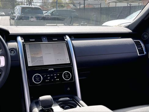 Used 2025 Land Rover Discovery S image 7