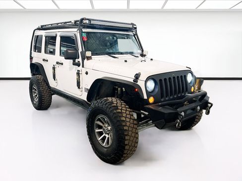 Used 2017 Jeep Wrangler Unlimited Rubicon w/ Connectivity Group image 3