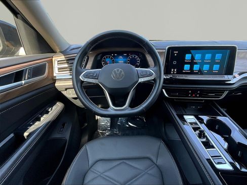 Used 2025 Volkswagen Atlas SE FWD image 8