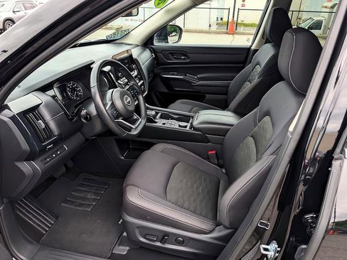 Used 2025 Nissan Pathfinder SV AWD/4WD image 8