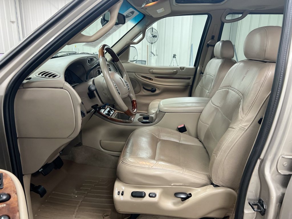 Used 2001 Lincoln Navigator 4WD image 19