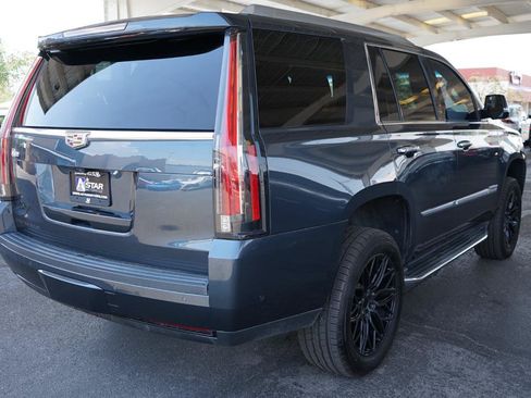 Used 2020 Cadillac Escalade Luxury RWD image 3