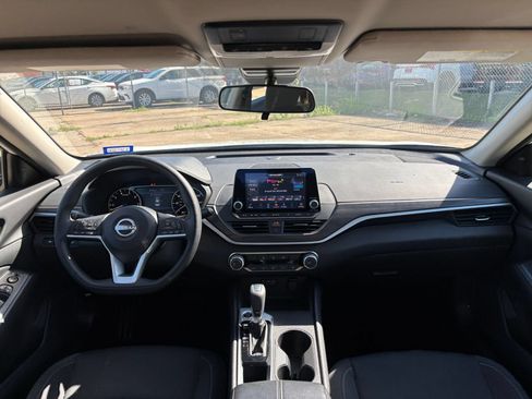 Used 2025 Nissan Altima 2.5 SV FWD image 33
