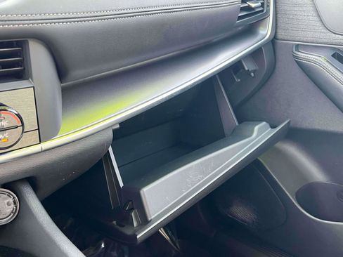 Used 2023 Nissan Rogue SV image 12