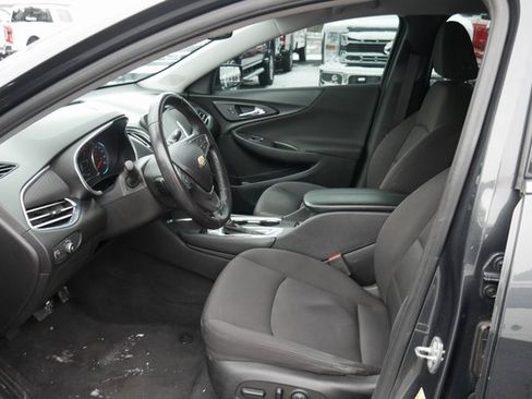 Used 2018 Chevrolet Malibu LT image 2