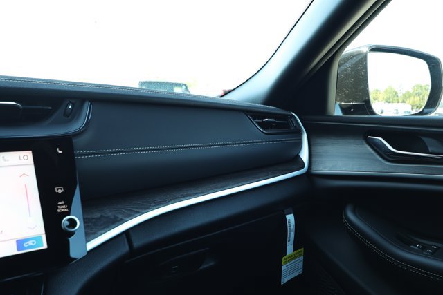 New 2027 Jeep Grand Cherokee Limited RWD image 27
