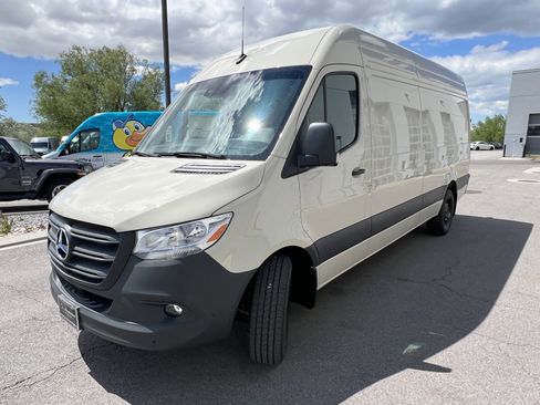 Used 2024 Mercedes-Benz Sprinter 2500 image 9