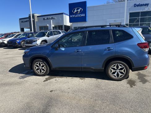 Used 2023 Subaru Forester Premium image 17
