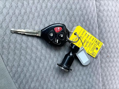 Used 2010 Toyota Camry LE FWD image 14