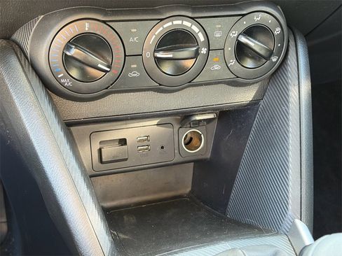 Used 2019 Toyota Yaris L image 20