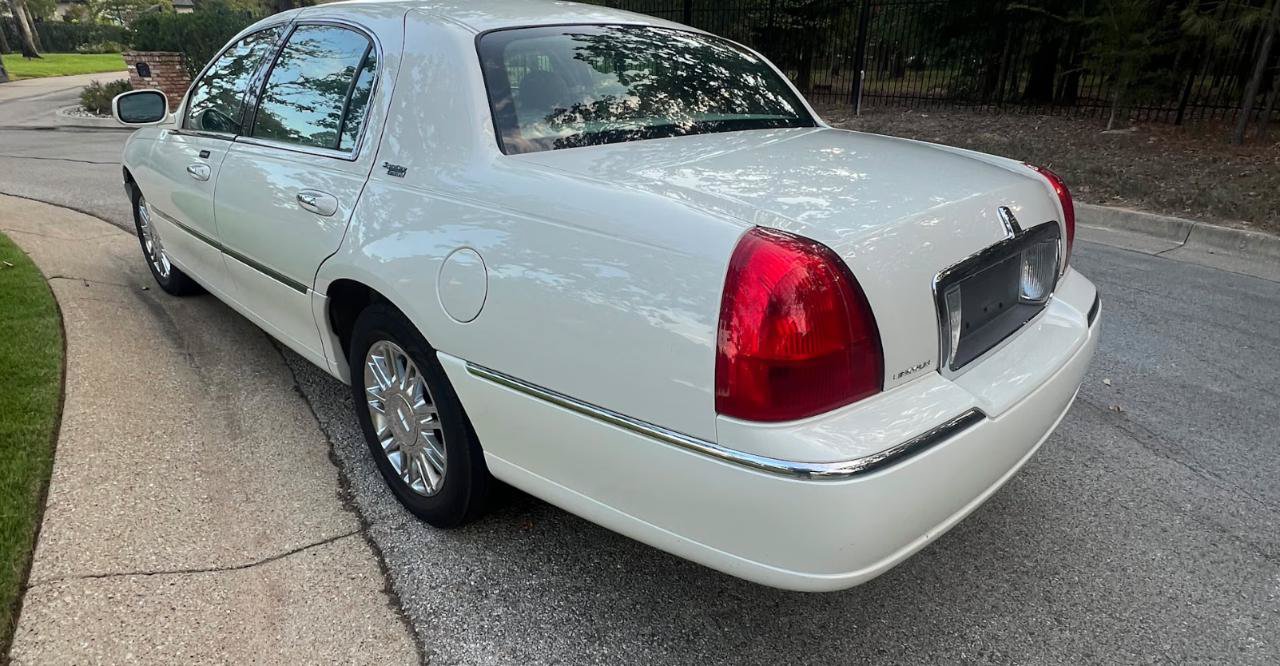 Used 2006 Lincoln Town Car Signature Limited RWD image 12