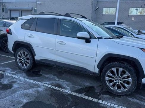 Used 2022 Toyota RAV4 XLE Premium image 2