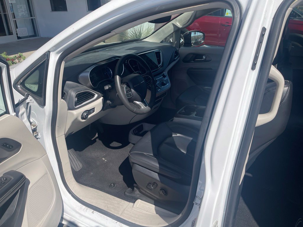 Used 2024 Chrysler Pacifica Limited FWD image 6