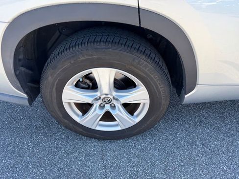 Used 2020 Toyota Highlander LE image 5