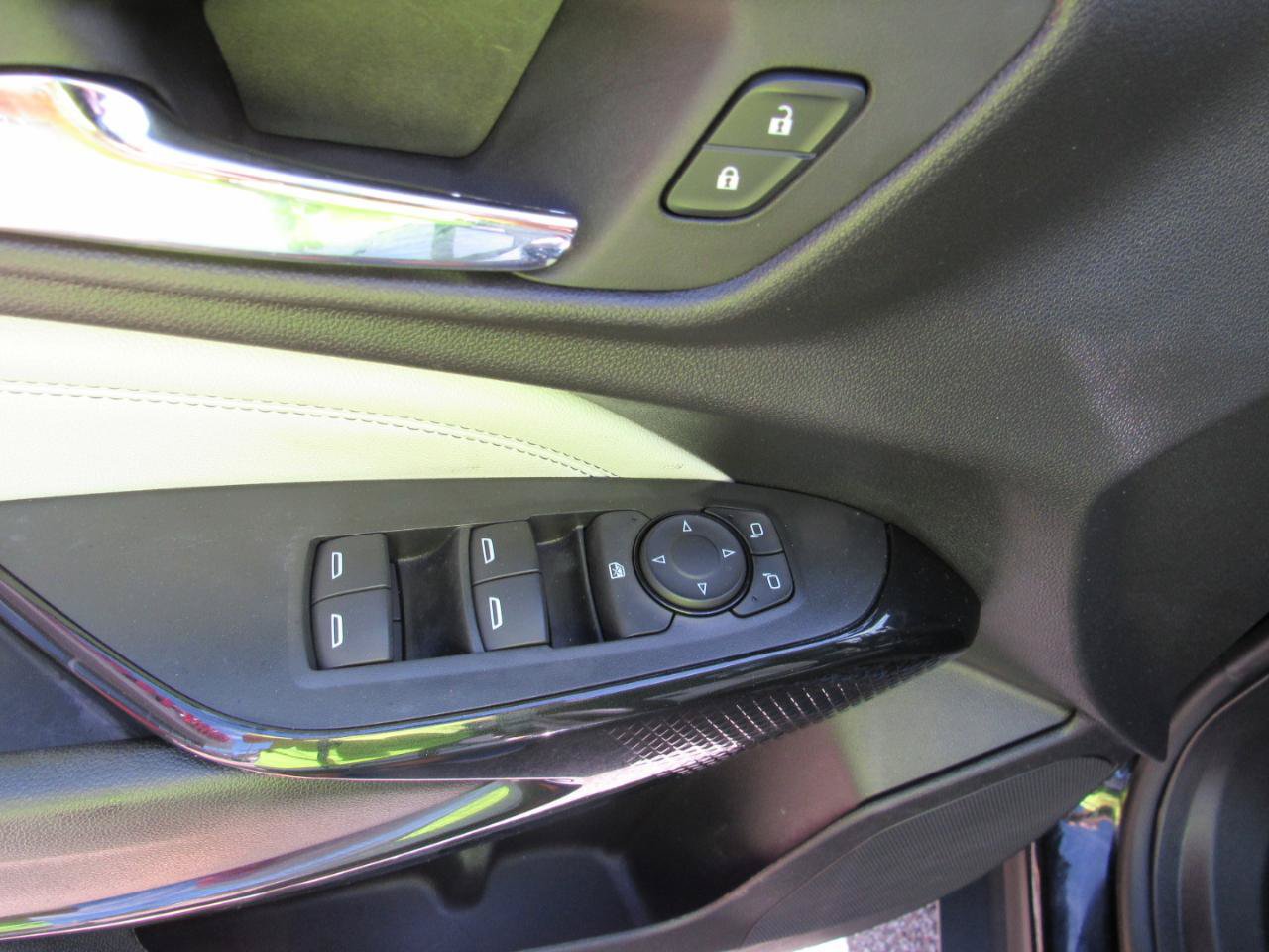 Used 2025 Chevrolet Trax LT FWD image 16