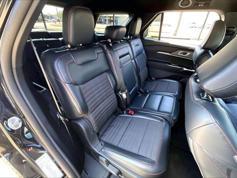 Used 2025 Ford Explorer ST-Line w/ ST-Line Street Pack image 19