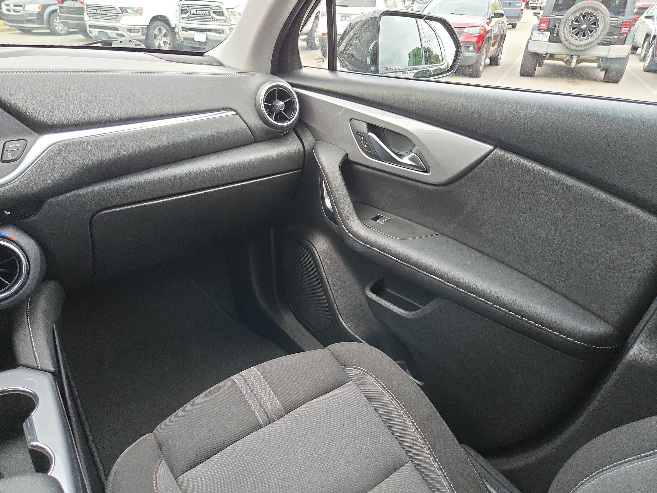 Used 2025 Chevrolet Blazer LT FWD image 11