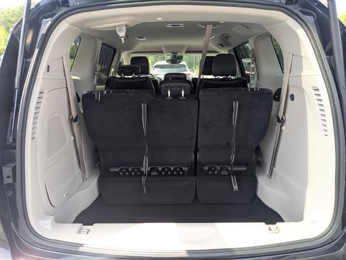 Used 2022 Chrysler Pacifica Touring-L w/ Uconnect Theater Family Group FWD image 26