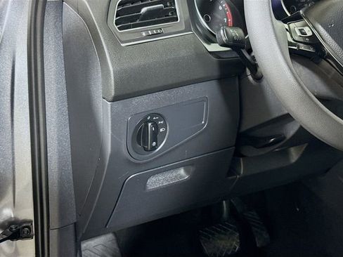 Used 2021 Volkswagen Tiguan S image 8