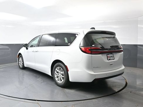 New 2027 Chrysler Pacifica Select FWD image 7