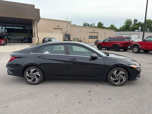 Used 2024 Hyundai Elantra SEL w/ Convenience Package FWD image 2