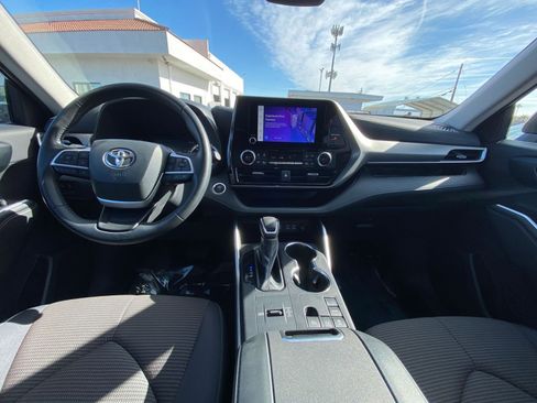 Used 2025 Toyota Highlander LE image 35