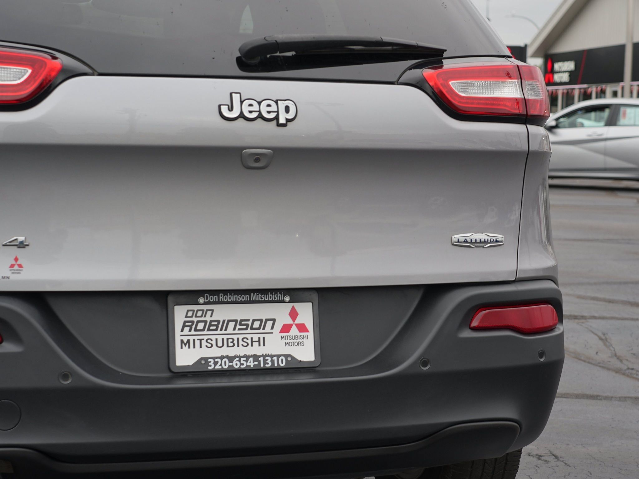 Used 2018 Jeep Cherokee Latitude w/ Safety Group AWD/4WD image 11