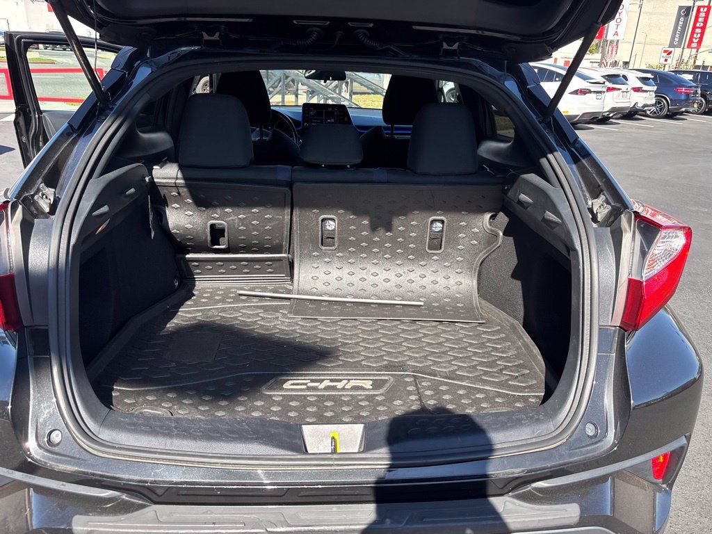 Used 2022 Toyota C-HR XLE FWD image 10