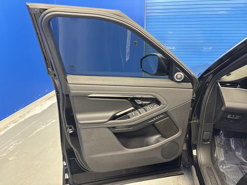 Used 2020 Land Rover Range Rover Evoque SE image 9