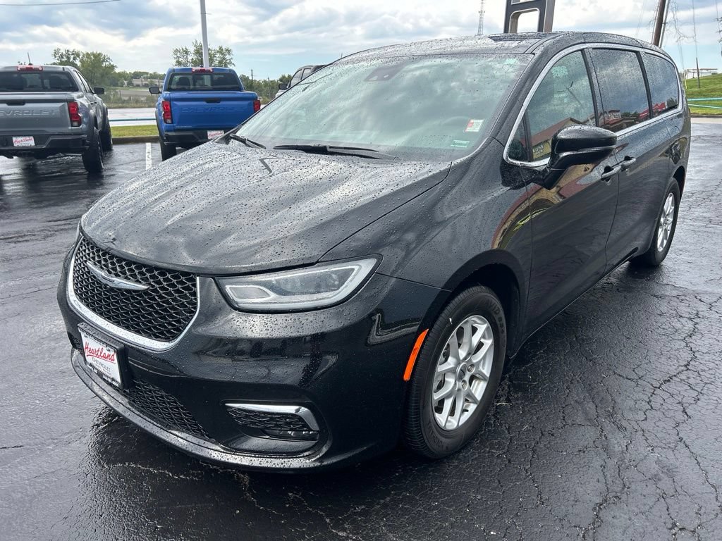 Used 2025 Chrysler Pacifica Select FWD image 9