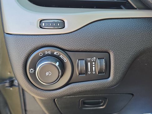 Used 2016 Jeep Cherokee Latitude w/ Cold Weather Group image 29