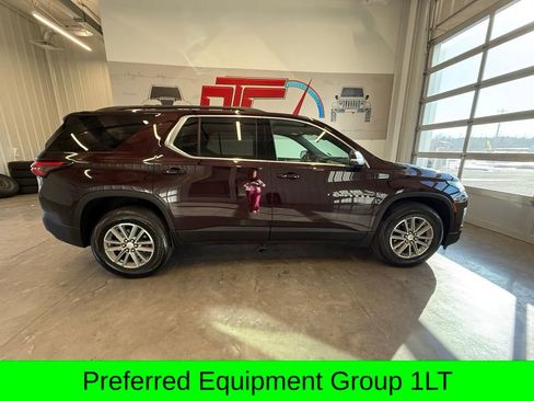 Used 2022 Chevrolet Traverse LT image 2