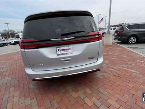 Used 2024 Chrysler Pacifica Touring-L image 8