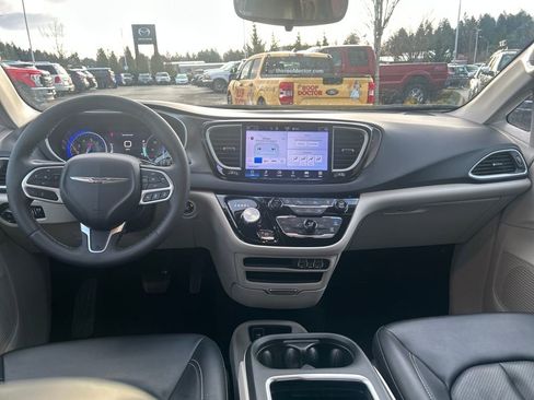 Used 2024 Chrysler Pacifica Touring-L image 6