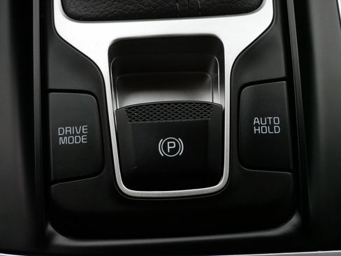 Used 2024 Kia Carnival LX image 27