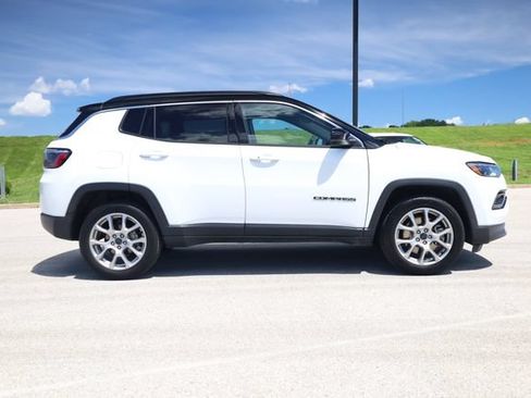 Used 2025 Jeep Compass Limited AWD/4WD image 3