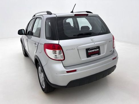 Used 2010 Suzuki SX4 Touring AWD/4WD image 8