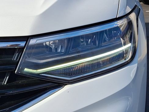 Used 2022 Volkswagen Tiguan SE R-Line image 10