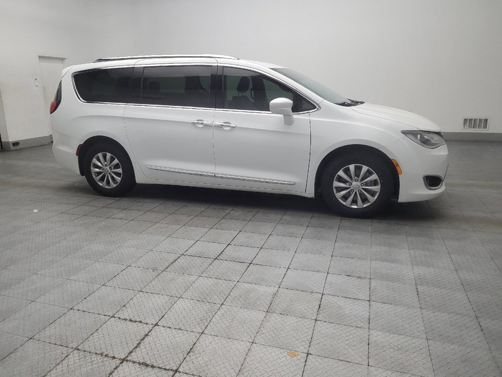 Used 2019 Chrysler Pacifica Touring-L FWD image 11