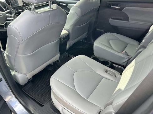 Used 2021 Toyota Highlander XLE image 21