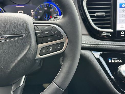 New 2026 Chrysler Pacifica Select AWD/4WD image 9