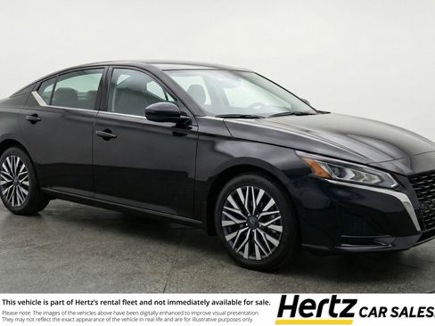 Used 2025 Nissan Altima 2.5 SV image 1